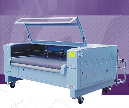 Découpe laser avec système d'entrainement de matière